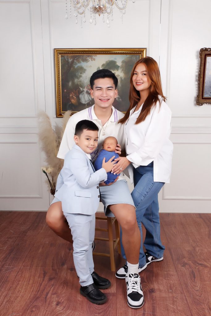Baby Sven Gabriel and Family posing for his newborn session