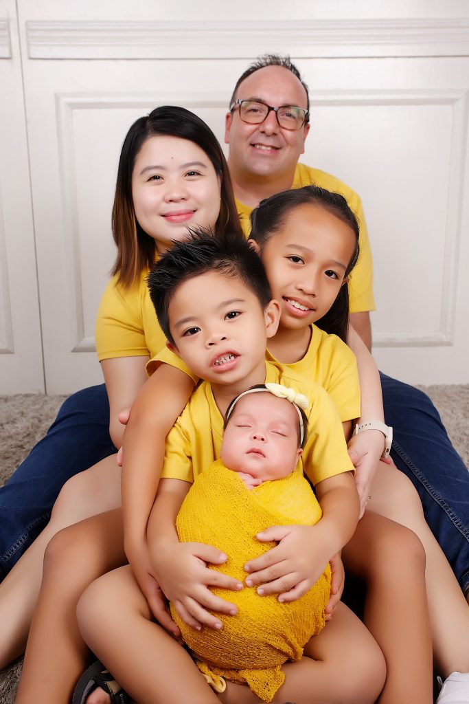 baby kazumi with her family for her newborn session