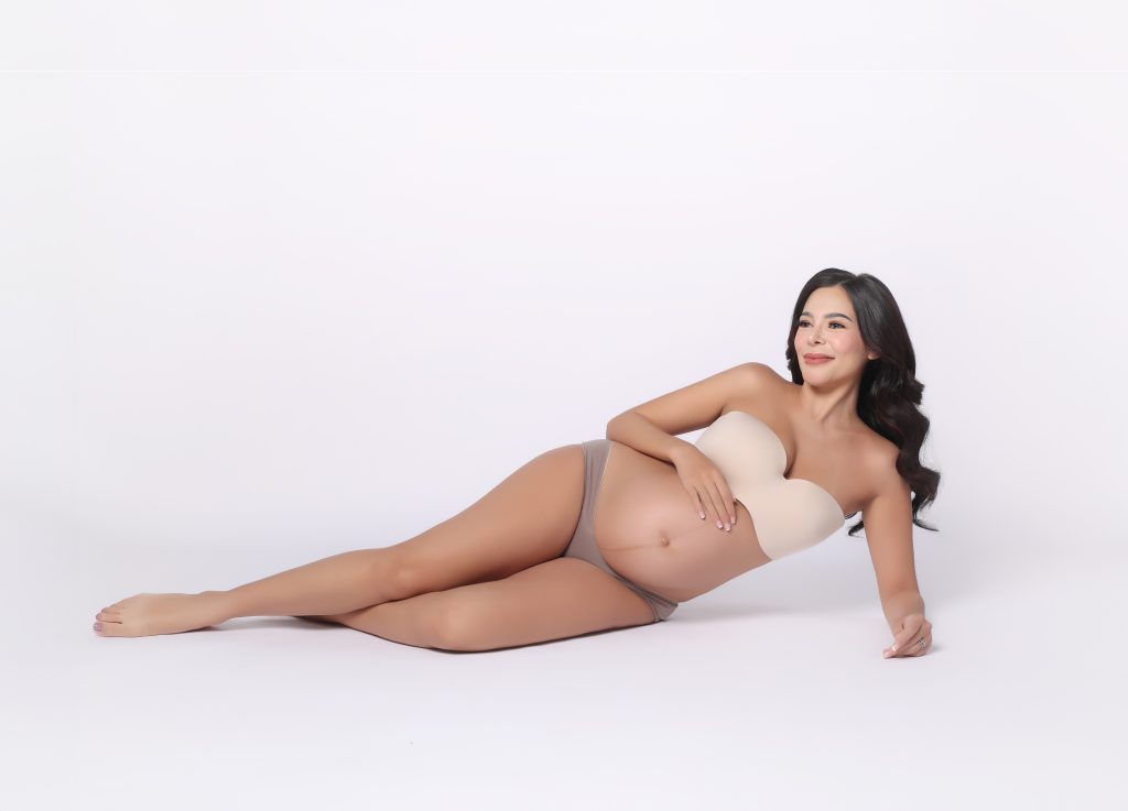 emma rueda ayala maternity photoshoot with white background